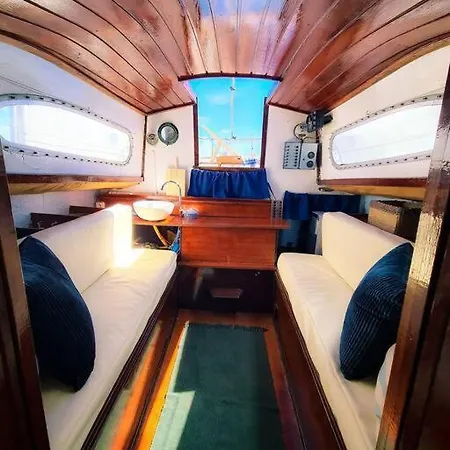 Vega-boat House Πλωτό κατάλυμα *